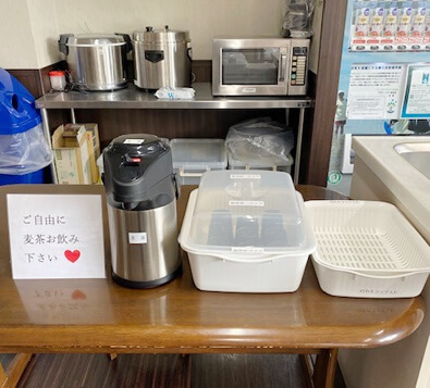 熱中症対策の麦茶サービスコーナー