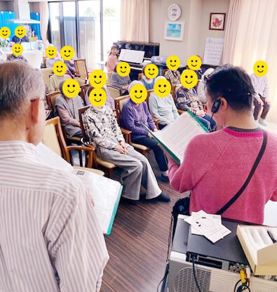 コーラスイベントを楽しむご利用者さま