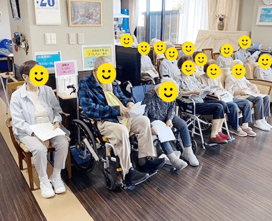 ウクレレ演奏会をご覧になるご利用者さま